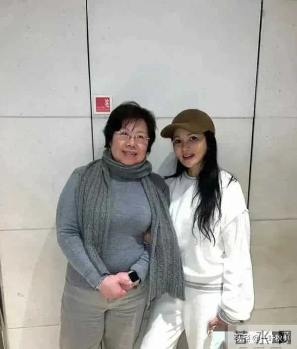 57岁伊能静在英国被偶遇，淡妆出镜，网友-我以为是旁边的老奶奶