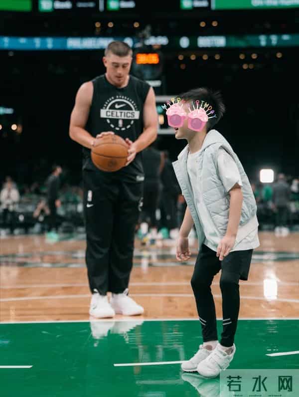 奚梦瑶凸肚疑似怀第三胎,与何猷君甜蜜现身,同行还有奶奶梁安琪