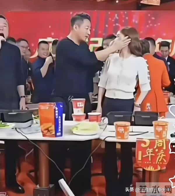 麻六记五周年庆变大型撒糖现场！汪小菲三摸孕肚，马筱梅主动索吻