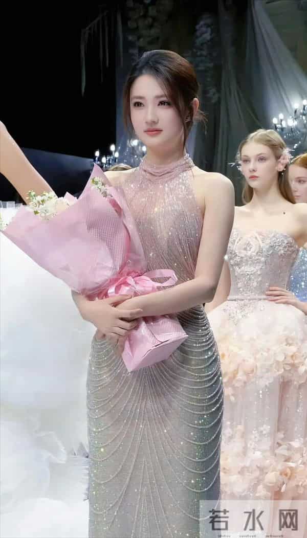 方脸婴儿肥，徐璐到底算不算美人？看她和外国人合照，孙俪说对了