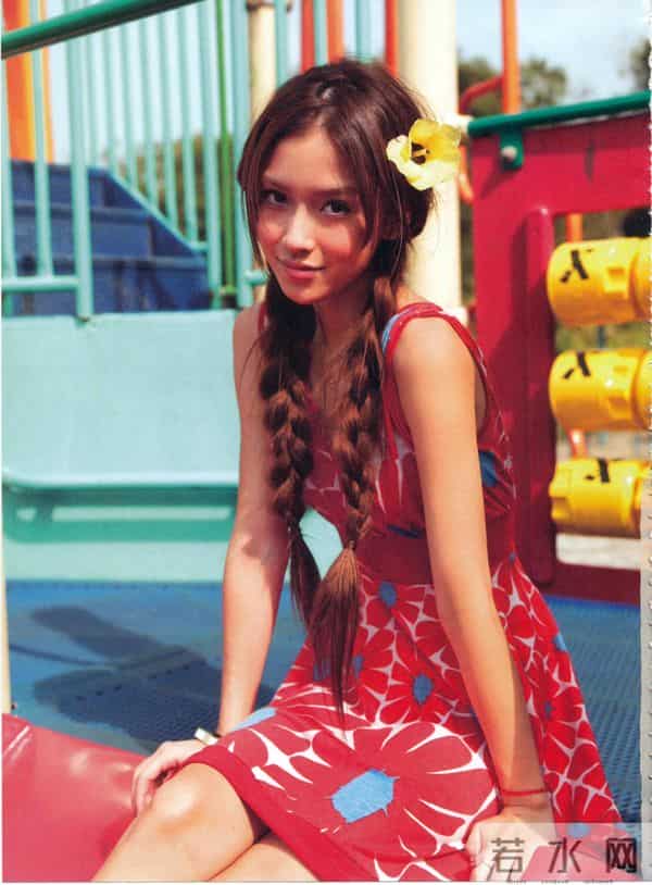 Angelababy纯欲氛围感拉满,美腿线条惊艳