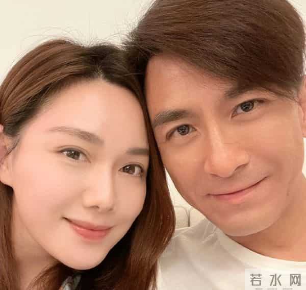 马国明父亲出殡。他手捧遗照神情哀伤，妻子汤洛雯陪伴左右