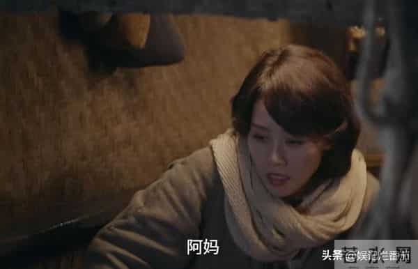 一脸苦相,眼神空洞,表情死板,没李纯的气质,谭凯也带不动她