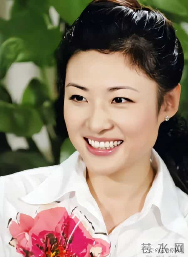 她“抛弃”前夫再嫁百亿富豪，从央视辞职8年，今56岁跨行当演员