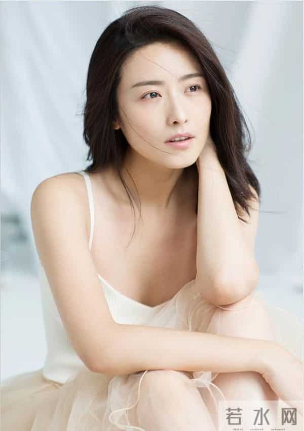 长得不够有星味,演了4次女一号也没红,如今42岁仍未婚