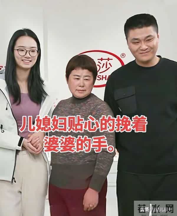 双胞胎哥哥开播养母助阵 浪莎主持人一句话能气疯弟弟 弟弟账号活跃