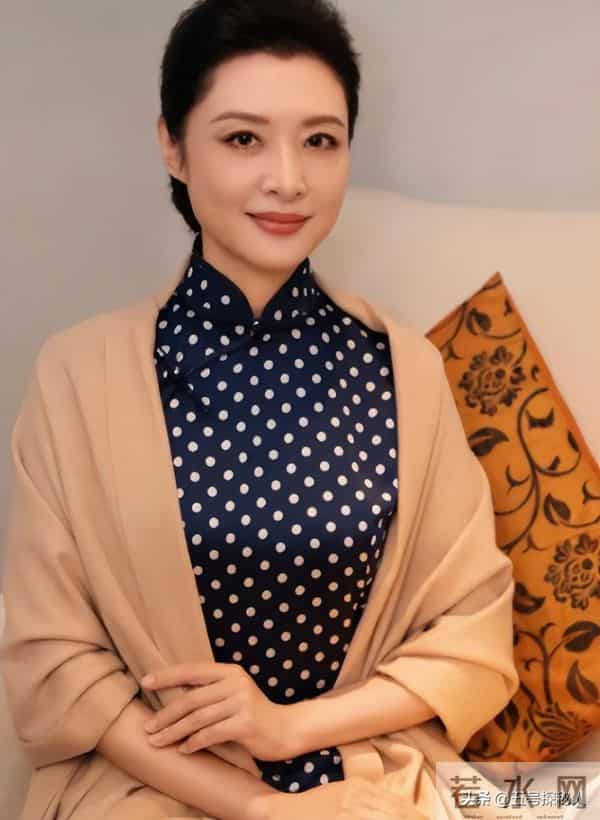 她“抛弃”前夫再嫁百亿富豪，从央视辞职8年，今56岁跨行当演员