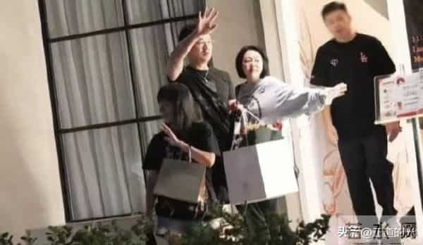 小S送金钟奖杯 S妈哭得面相都变了 家里乱糟糟 大S的遗像旁堆满杂物