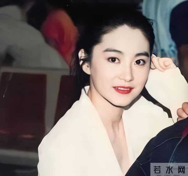 钱再多有什么用！林青霞奢华了一辈子，晚年竟然住进了“蟑螂屋”