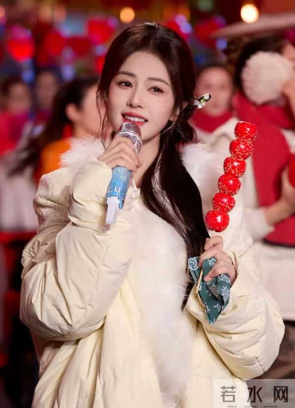 白鹿浙江跨晚造型三连击：花仙子下凡后竟秒变学姐？