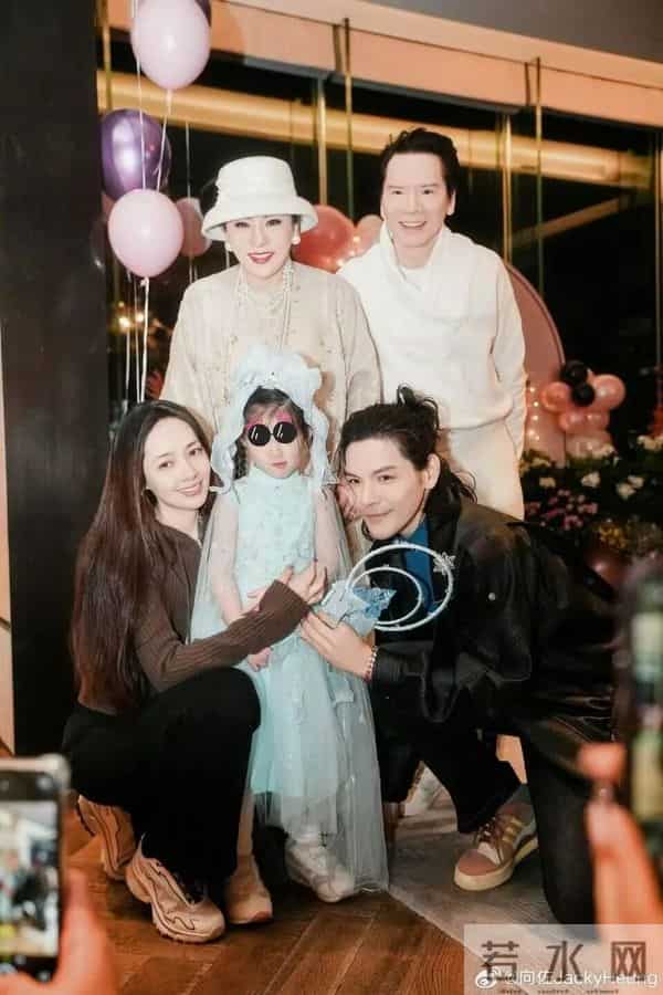 郭碧婷回应分居两地：不用嫁鸡随鸡嫁狗随狗，和孩子维持感情就好