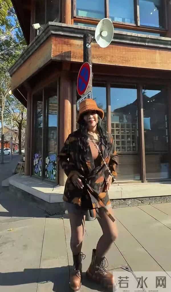 56岁钟丽缇,穿超短裙马路上跳舞,恣意洒脱有活力,人老心不老!