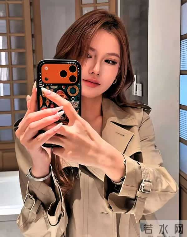 小杨哥停播一年多，小杨嫂大变样，从清纯脸变欧美脸，差点认不出