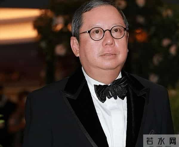 放弃数百亿遗产继承权，带着女儿远遁美国，如今才知道她有多清醒