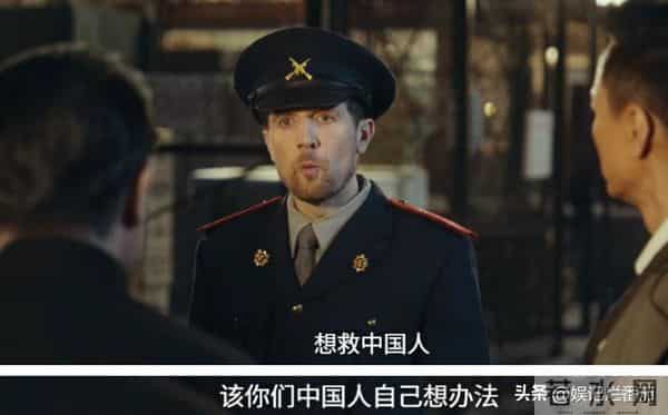 一脸苦相,眼神空洞,表情死板,没李纯的气质,谭凯也带不动她