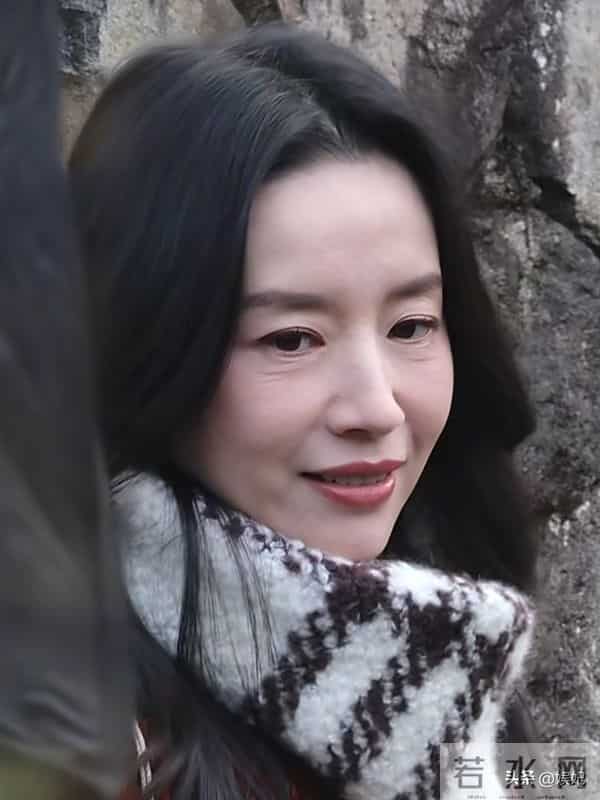45岁董洁怼脸拍来袭!面部有细纹,有皱纹才真实,整体状态不错