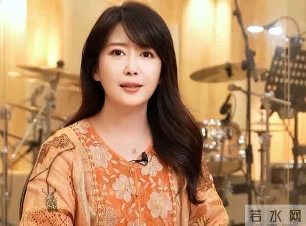 孟庭苇现状：风韵犹存容颜不改，56岁单身潇洒，儿子18岁长得超帅