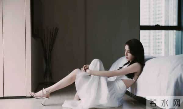 迪丽热巴 露背裙