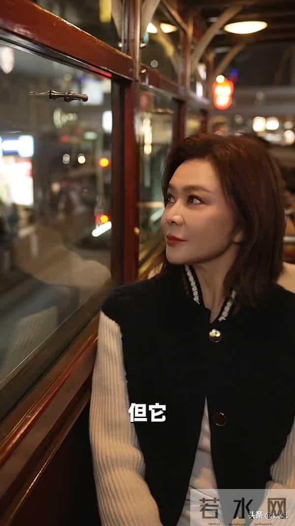 63岁关之琳最新穿搭：齐肩发+拼接上衣+阔腿裤，减龄时髦，像40岁