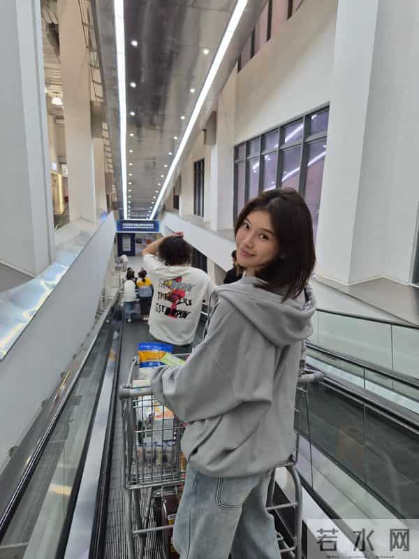 吴艳妮分享松弛生活，灰卫衣搭牛仔裤逛山姆，短发造型尽显灵动美