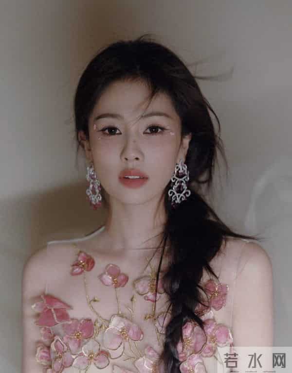 白鹿浙江跨晚造型三连击：花仙子下凡后竟秒变学姐？