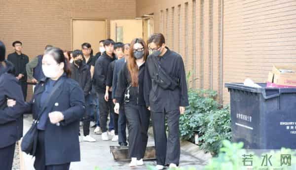 马国明父亲出殡！他手捧遗照神情哀伤，妻子汤洛雯陪伴左右