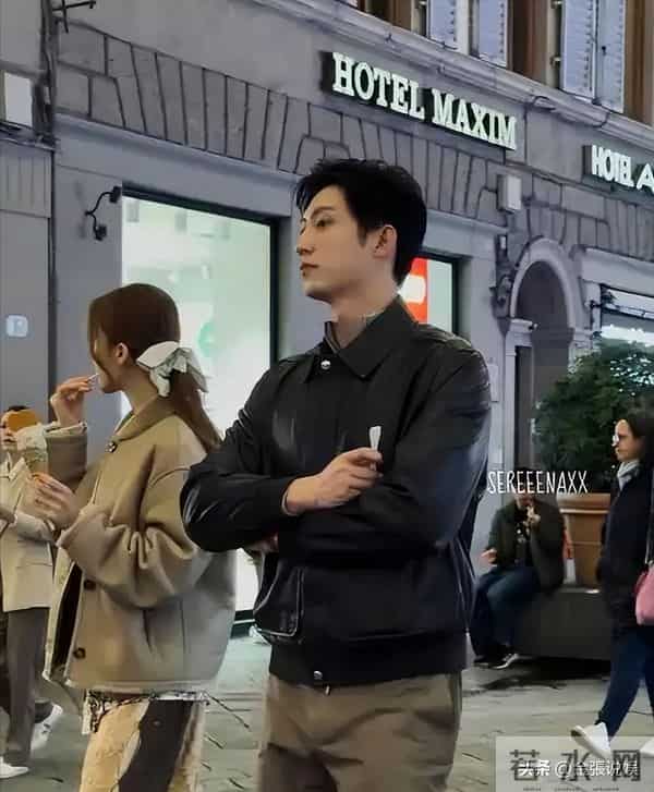 关系藏不住了？黄景瑜被曝有"新恋情"，金晨把腿放到他腿上！