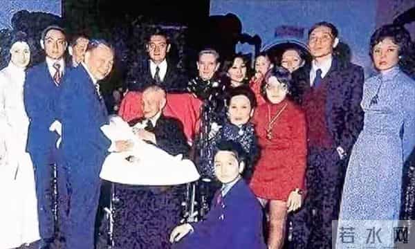 蒋万安童年时的全家福，母亲眉目如画气质不凡，一家人温暖又温馨