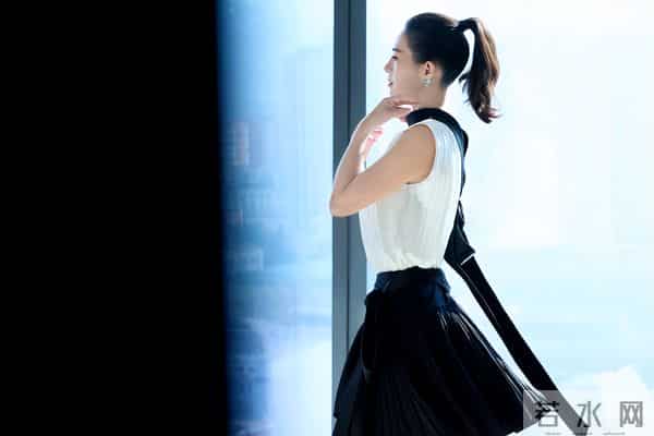 46岁章子怡近照太绝了,高马尾减龄又俏皮,状态逆生长美到失语