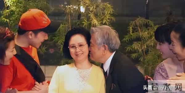 琼瑶和丈夫平鑫涛，在昆明石林旅游时，一张珍贵的合影，很浪漫