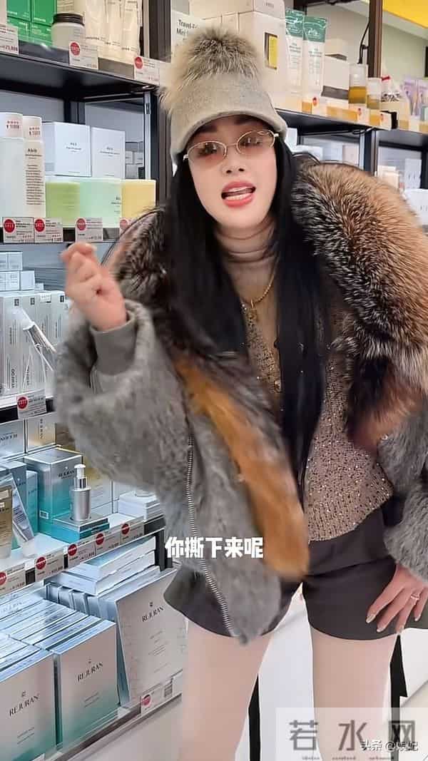 55岁钟丽缇逛街穿搭：皮草+短裤，尽显大长腿，身材好得像35岁