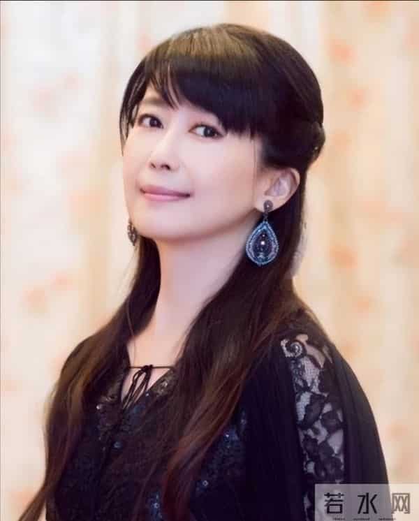 孟庭苇现状:风韵犹存容颜不改,56岁单身潇洒,儿子18岁长得超帅