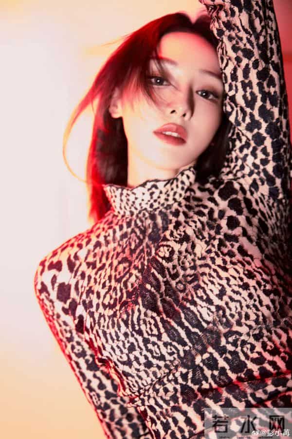 彭小苒这身豹纹衣是真野啊 身材也太好了吧！
