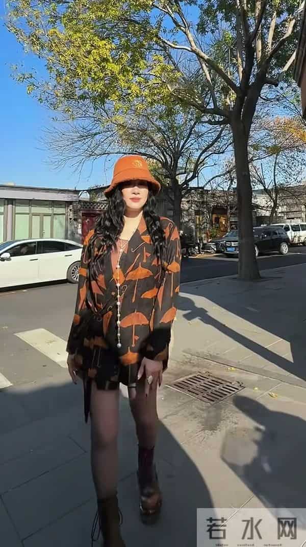 56岁钟丽缇,穿超短裙马路上跳舞,恣意洒脱有活力,人老心不老!