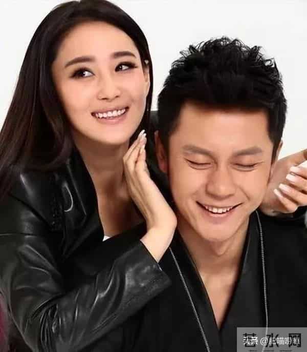 38岁张馨予晒近照,穿卫衣扎马尾似20岁,何捷真把她宠成了小女孩