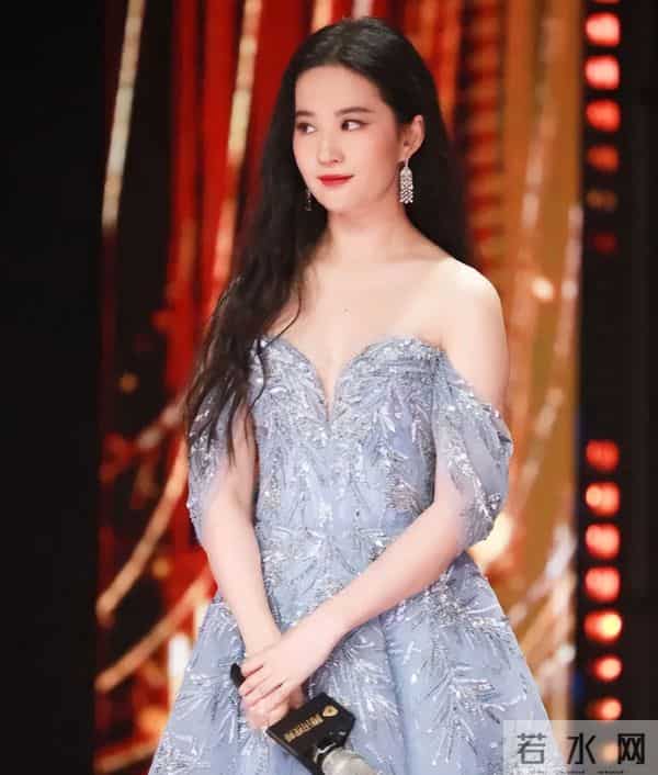 刘亦菲现身阿联酋，离开美颜滤镜，真实状态曝光，两条腿尤为吸睛