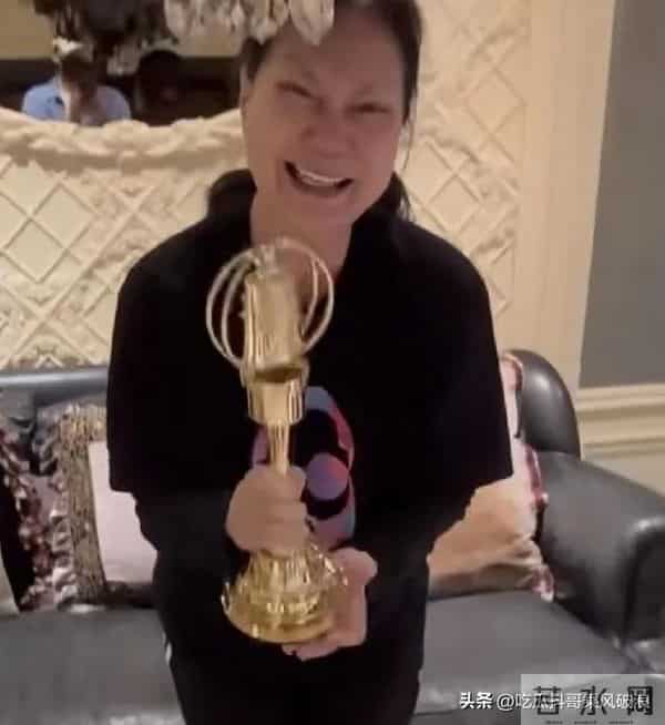 同一天！马筱梅挺孕肚参加五周年庆典，小S和姊妹、S妈相拥而泣