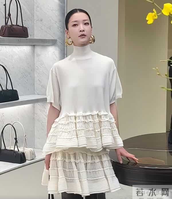 北京酒会太真实，吉娜"假胸"尴尬，娜然脸肿胀，秦舒培一脸男相