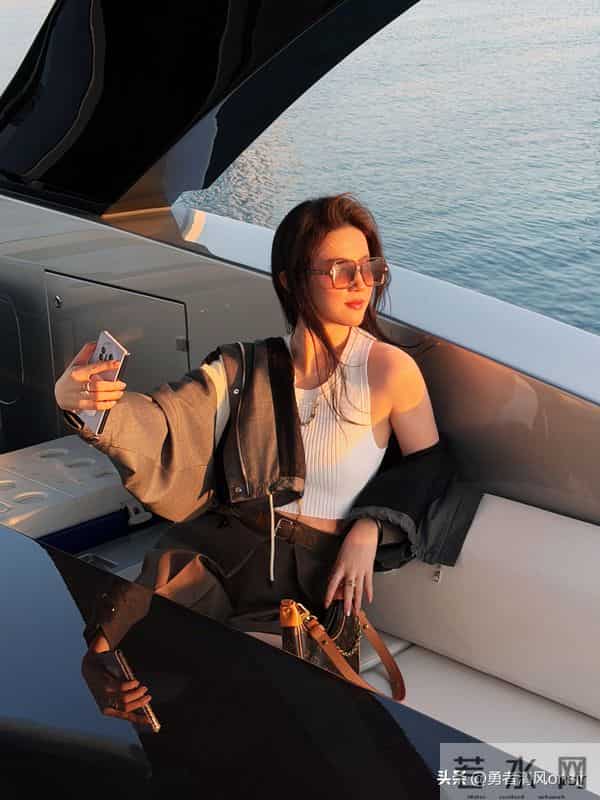 刘亦菲晒最新美照，露腰T配短裙身材火辣，瘦身后美出新高度