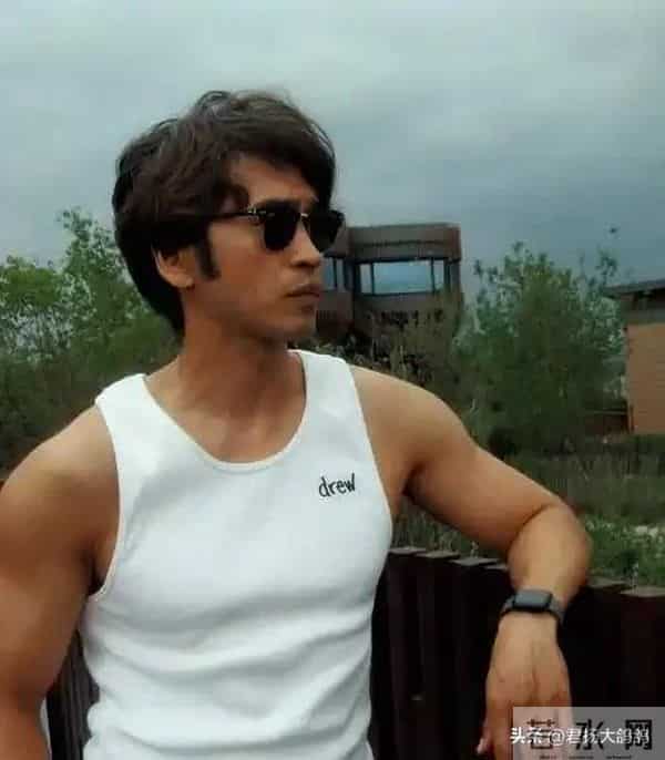 爸是导演,妈是演员,演技不次于朱亚文,47岁演《大生意人》红了