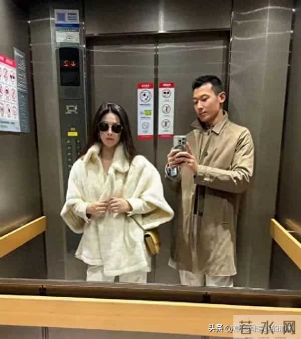 41岁朱珠和老公一起外出逛街,两个人真的太般配了,完全男才女貌