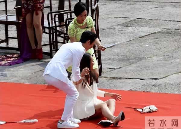 上海红毯太真实，谭卓脸肿，吉娜大小胸成谜，赵雅芝深V险走光