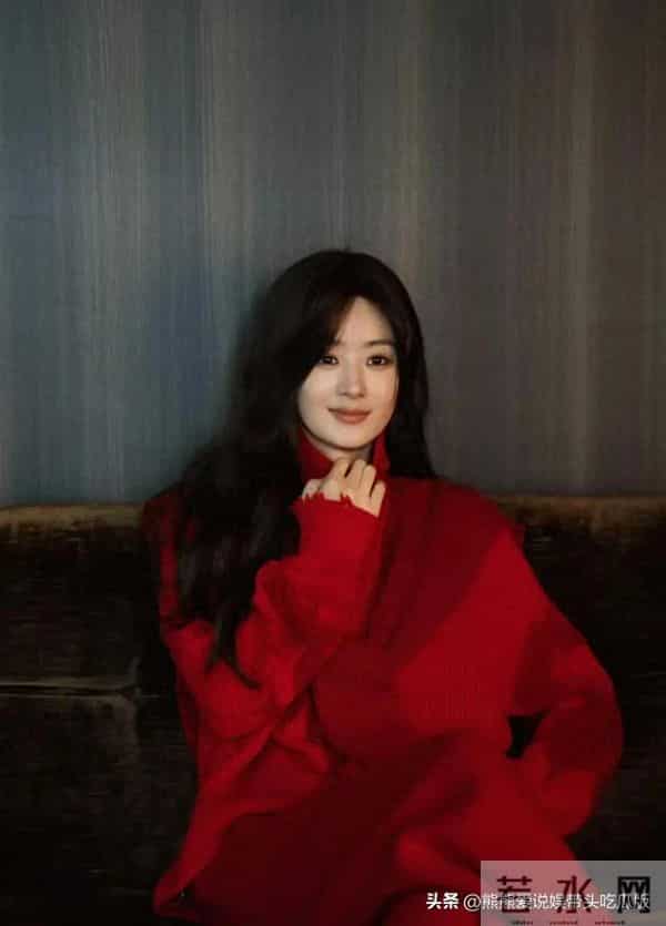 赵丽颖留回长发后真惊艳！穿红色高领毛衣+针织裤，高级又洋气！