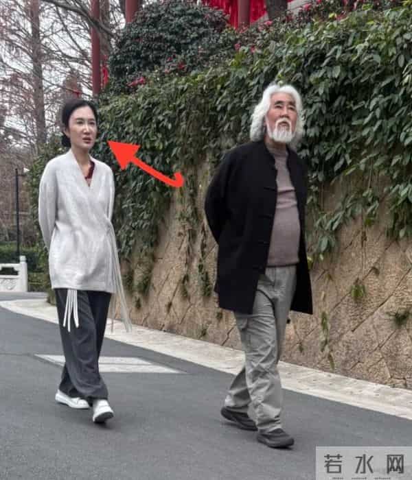 张纪中逛径山寺被偶遇!挺大肚白发显苍老,43岁杜星霖干瘪像道姑