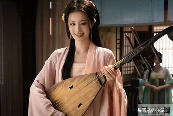 上海这一夜，搔首弄姿的彭小苒，被26岁王楚然秒了：妆再浓也白搭