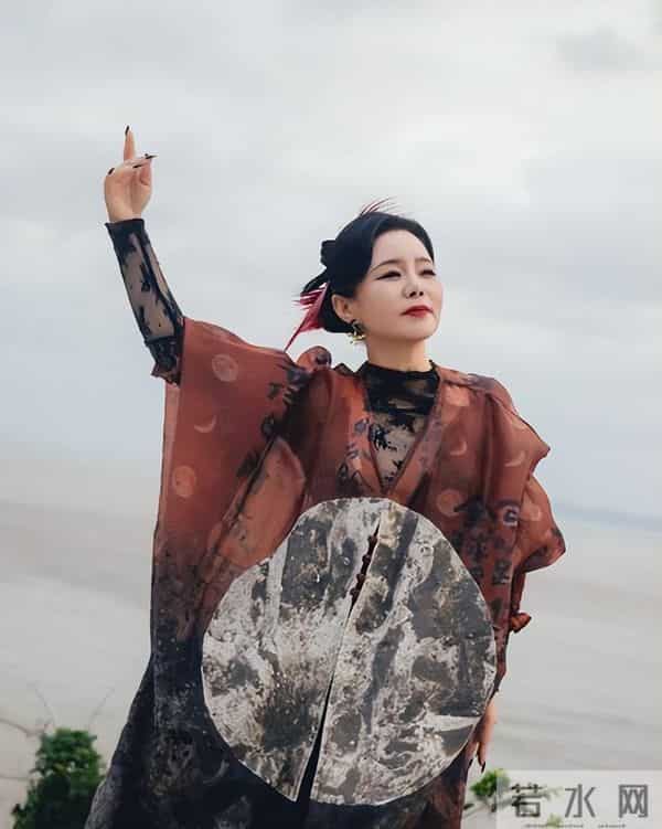 龚琳娜自曝离婚真相:搂着睡了20年,却等来丈夫新交的“女朋友”