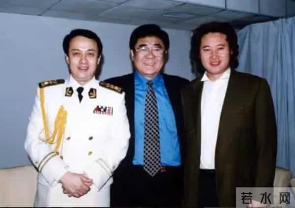 嫁大自己18岁的音乐家，丈夫葬礼却没有露面，如今儿子成她的骄傲