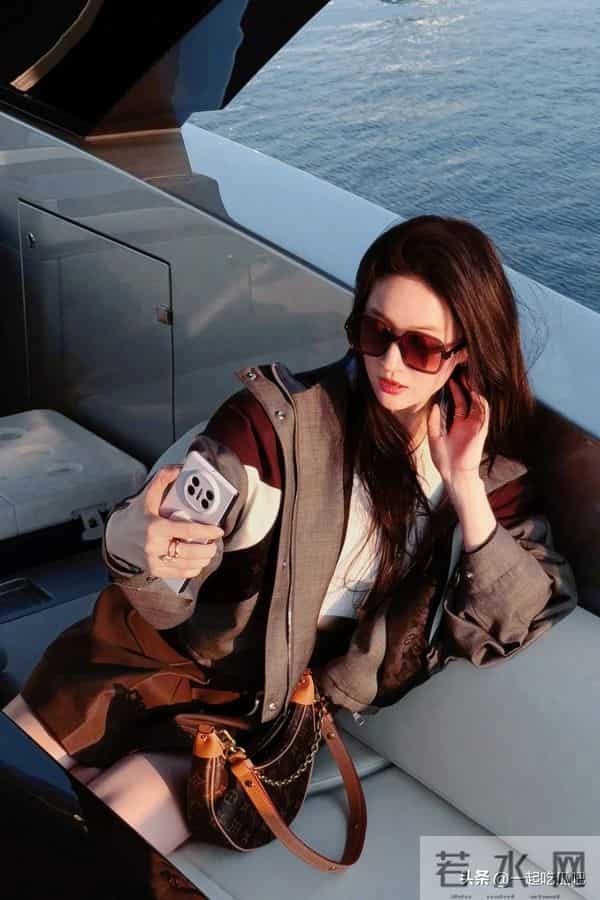 神仙姐姐刘亦菲身穿路易威登外套和短裙现身游艇，又御又酷！