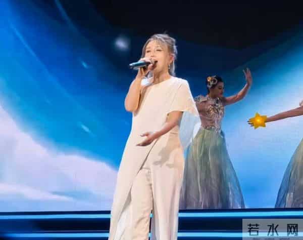 何洁咋成这样了!金头发黑皮肤身上也臃肿,连气质都变的含胸驼背