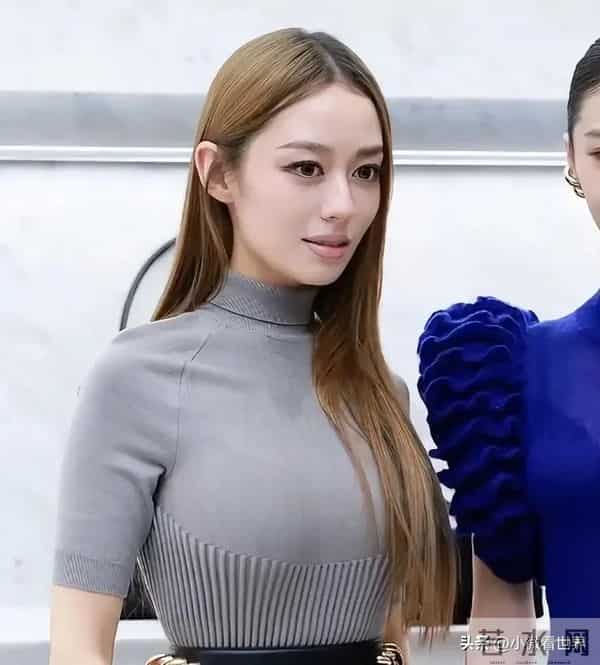 北京酒会太真实,吉娜“假胸”尴尬,娜然脸肿胀,秦舒培一脸男相